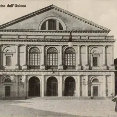 Il maestoso **Teatro dell'Unione** di Viterbo, con la sua facciata neoclassica e le arcate imponenti, si erge in una piazza storica.