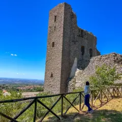 Rovine della breccola di Montefiascone, con una donna che ammira il panorama.