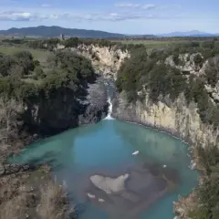 Cascata del Pelago, un gioiello naturale dove si trova Vulci, con acque turchesi che si infrangono tra rocce e vegetazione lussureggiante.