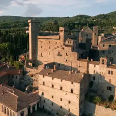 La Rocca Monaldeschi di Bolsena domina il borgo medievale, con le sue torri imponenti e le case in pietra che si aggrappano alla collina.