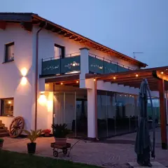 Il localetto Sutri, con le sue luci soffuse e il pergolato illuminato, invita a serate piacevoli. Le ruote di carro aggiungono un tocco rustico.