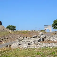 Rovine antiche e un arco in pietra, tra i tesori da scoprire nella Maremma laziale.