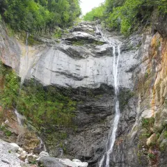 Le cascate di Acquasparta scendono su una parete rocciosa ricca di vegetazione.