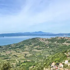 Panoramica di Montefiascone, dove si trova il lago di Bolsena, con colline verdi e case sparse.