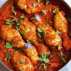 Pollo alla viterbese in padella, con salsa rossa, erbe aromatiche e scorza di limone.