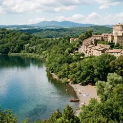 Vista panoramica del lago di Caprarola con il Palazzo Farnese in lontananza. Persone si godono la spiaggia e l'acqua cristallina.
