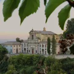 Complesso di Santa Teresa a Caprarola, con la sua imponente facciata barocca che domina il paesaggio collinare.