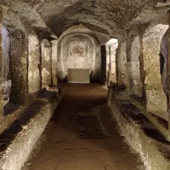 Interno del mitreo di Sutri, con nicchie e affreschi antichi.