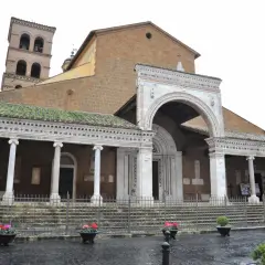 La Basilica di San Marciano a Civita Castellana, con il suo campanile romanico e il portico decorato.