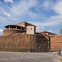 Fortezza bastione progettata da Antonio da Sangallo il Giovane, con mura imponenti e un portale in mattoni.