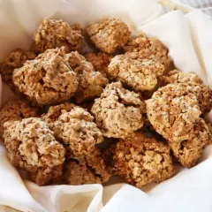 Cesto di "brutti ma buoni" viterbesi, biscotti croccanti e deliziosi, perfetti per ogni occasione.