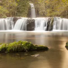 Cascate incantevoli vicino Viterbo, con acqua setosa che scende su rocce ricoperte di muschio.