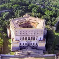 Vista aerea del Palazzo Farnese a Caprarola, con un accenno a come arrivare, immerso nel verde.