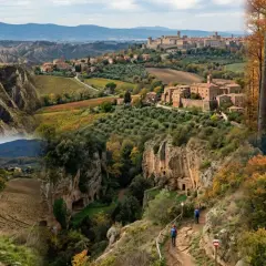 Paesaggio autunnale con borghi medievali e sentieri per il trekking a Viterbo.