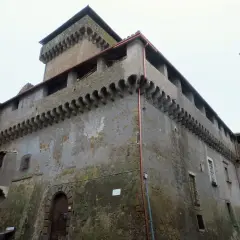 Antico castello a Carbognano, un luogo da scoprire. Mura imponenti e merlature che raccontano storie.