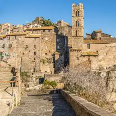Ronciglione cosa vedere: un borgo medievale arroccato su una rupe, con antiche case in pietra e una torre campanaria che domina il paesaggio.