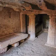Interno di una tomba etrusca nel parco regionale Marturanum. Sarcofago in pietra e colonne scolpite nella roccia.