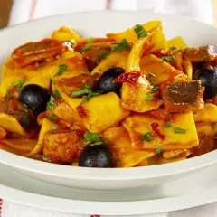 Piatto di fregnacce con sugo di pomodoro, olive nere e carne. Una deliziosa ricetta da provare subito!