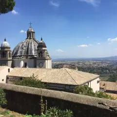 La Rocca dei Papi domina un paesaggio collinare sotto un cielo azzurro.