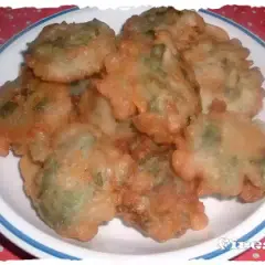 Frittelle di borragine dorate e croccanti, un sapore autentico della tradizione.