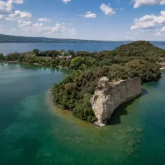 L'isola Bisentina, un gioiello nel lago, con la sua roccia a picco e un antico tempietto.
