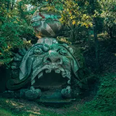 Ingresso del museo dei mostri: una bocca di pietra spalancata, incastonata nel verde di un bosco incantato.