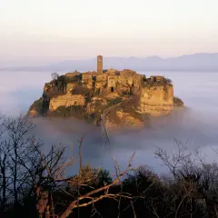 Civita di Bagnoregio, un gioiello di tuscialand, emerge dalla nebbia come un'isola nel cielo.