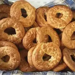 Cosa mangiare a Vitorchiano? Assaggia questi taralli dorati, perfetti per uno spuntino genuino.