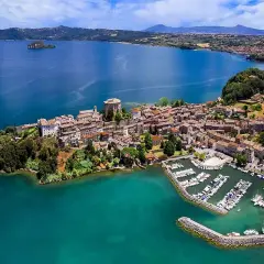 Vista aerea di Bolsena, con il suo borgo storico affacciato sul lago. Chissà quanto è profondo il lago di Bolsena, con le sue acque blu intenso.