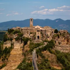 Civita di Bagnoregio, un borgo arroccato su speroni di tufo, domina i calanchi circostanti. Un ponte collega il paese alla terraferma.