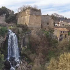 Cascata e antiche mura a Nepi, un luogo suggestivo da scoprire.
