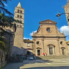 La piazza antistante la porta San Pietro a Viterbo, con il campanile e la facciata della chiesa.