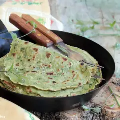 Fregnacce verdi, sottili e profumate, servite in padella con forchette. Un piatto che sa di tradizione e sapori genuini.