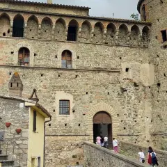 Un antico castello in pietra, con arcate e finestre suggestive, è uno dei luoghi da scoprire a Graffignano. Un ponte conduce all'ingresso principale.