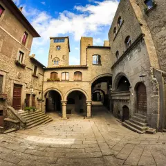 Antichi vicoli e torri medievali, un'atmosfera senza tempo tra i monumenti di Viterbo.