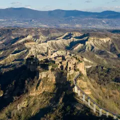 Civita di Bagnoregio, la città che muore, domina la valle dei calanchi. Un ponte pedonale collega il borgo arroccato su uno sperone di tufo.