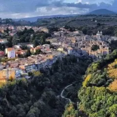 Panoramica di Ronciglione con il Rio Vicano che serpeggia tra le colline verdi e gli edifici storici.