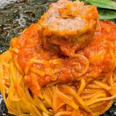 Spaghetti con polpetta e sugo rosso, un assaggio dei prodotti tipici viterbo.
