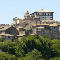 Gradoli, borgo medievale arroccato su una collina, con case in pietra, tetti in cotto e una chiesa con campanile. Un luogo incantevole da scoprire.