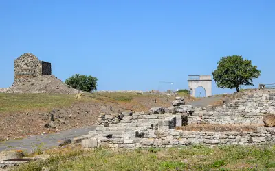 Rovine antiche e un arco in pietra, tra i tesori da scoprire nella Maremma laziale.