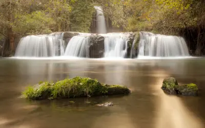 Cascate incantevoli vicino Viterbo, con acqua setosa che scende su rocce ricoperte di muschio.