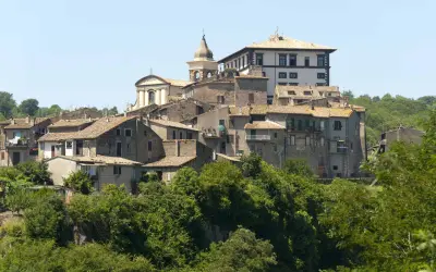Borgo medievale di Gradoli, affacciato sul lago di Bolsena, con case in pietra e una chiesa con campanile.