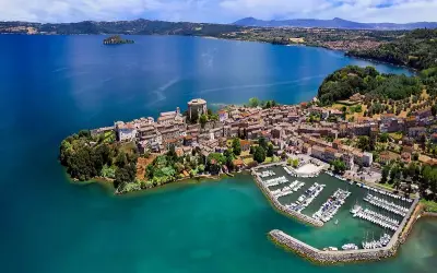 Vista aerea di Bolsena, con il suo borgo storico affacciato sul lago. Chissà quanto è profondo il lago di Bolsena, con le sue acque blu intenso.