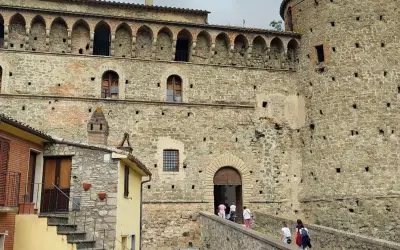Un antico castello in pietra, con arcate e finestre suggestive, è uno dei luoghi da scoprire a Graffignano. Un ponte conduce all'ingresso principale.