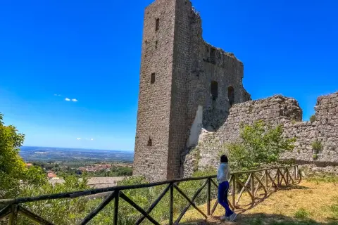 Rovine della breccola di Montefiascone, con una donna che ammira il panorama.