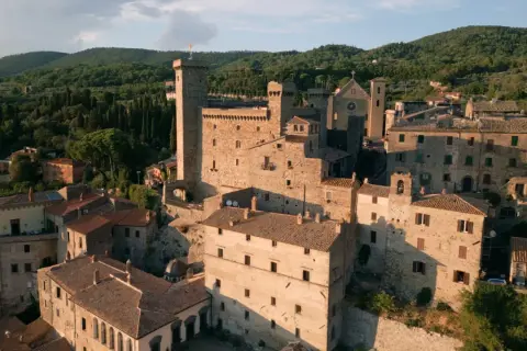 La Rocca Monaldeschi di Bolsena domina il borgo medievale, con le sue torri imponenti e le case in pietra che si aggrappano alla collina.
