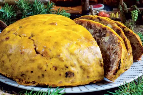 Pangiallo ricetta: un dolce tradizionale natalizio, dorato e ricco di frutta secca, pronto per essere gustato.