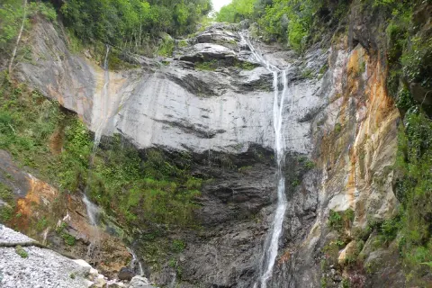 Le cascate di Acquasparta scendono su una parete rocciosa ricca di vegetazione.