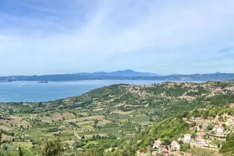 Panoramica di Montefiascone, dove si trova il lago di Bolsena, con colline verdi e case sparse.