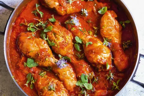 Pollo alla viterbese in padella, con salsa rossa, erbe aromatiche e scorza di limone.